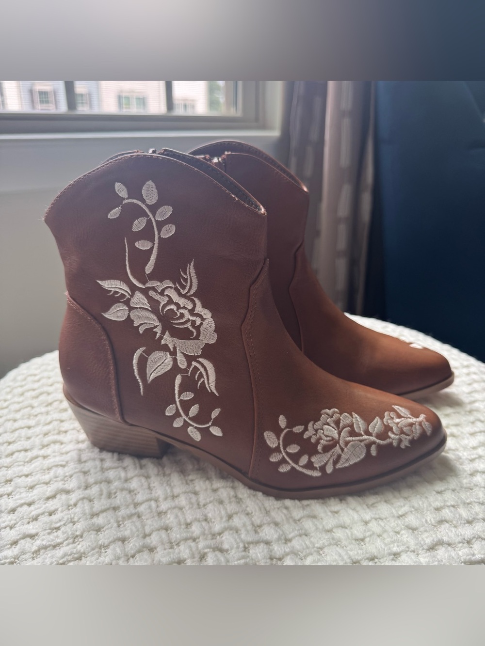 Yoki Vella-180 Western Cowgirl Embroidered Ankle Boots Camel Brown/white, Size 7